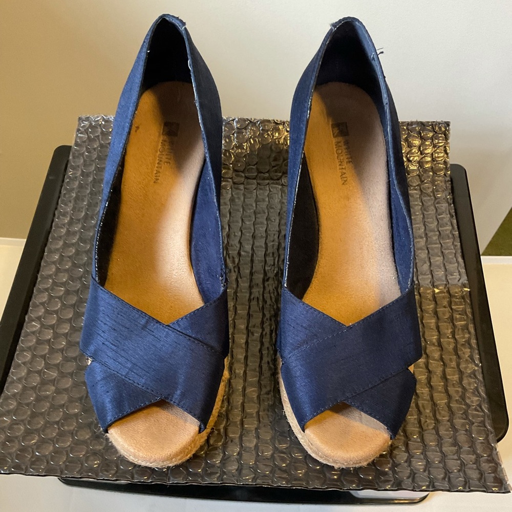 White Mountain wedge espadrilles in navy, with wide criss cross front.